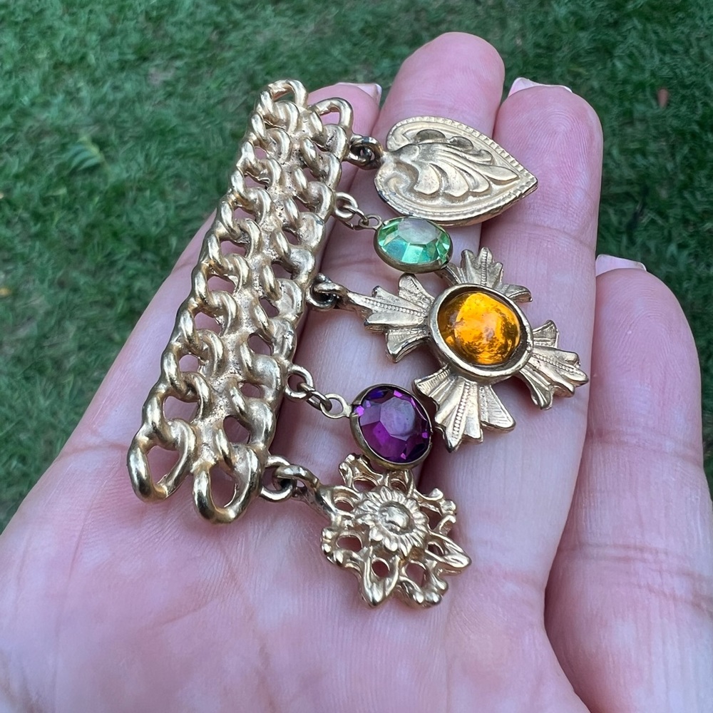 Vintage Gold-tone Costume Dangle Charm Chain Bar Brooch - Picture 4 of 17